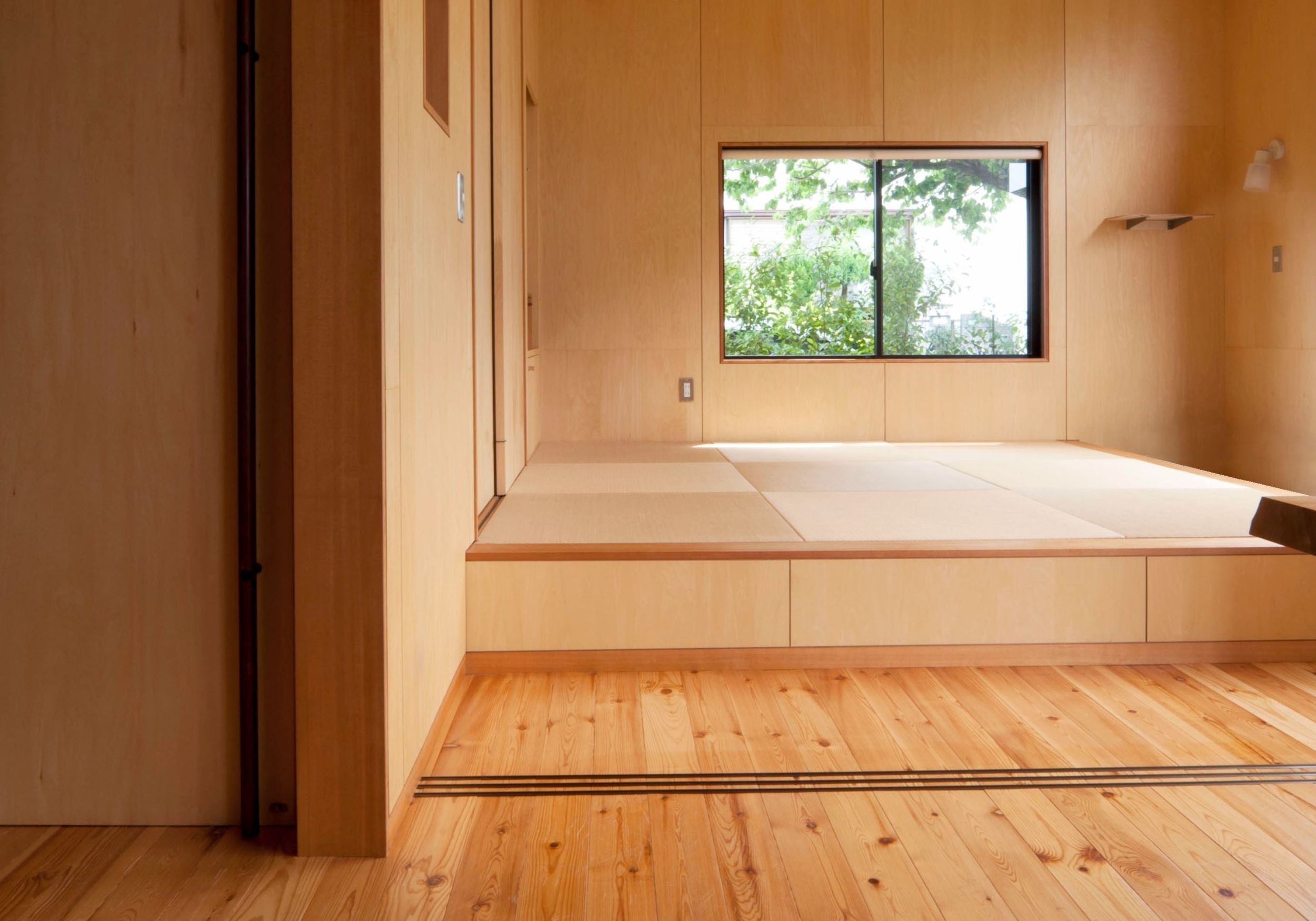 LD　和室側を見る2　腰掛けられる段差