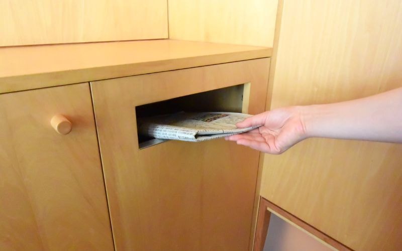 ポスト口のある扉