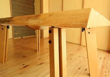 タモ材のテーブル