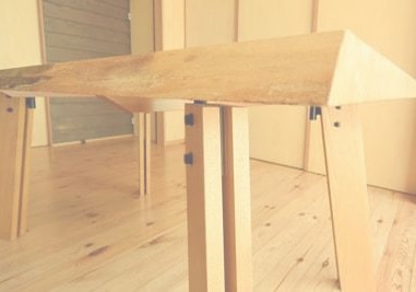 タモ材のテーブル