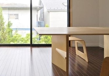 シナ合板のテーブル