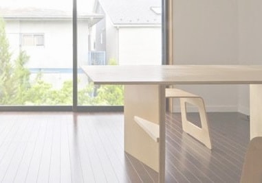 シナ合板のテーブル