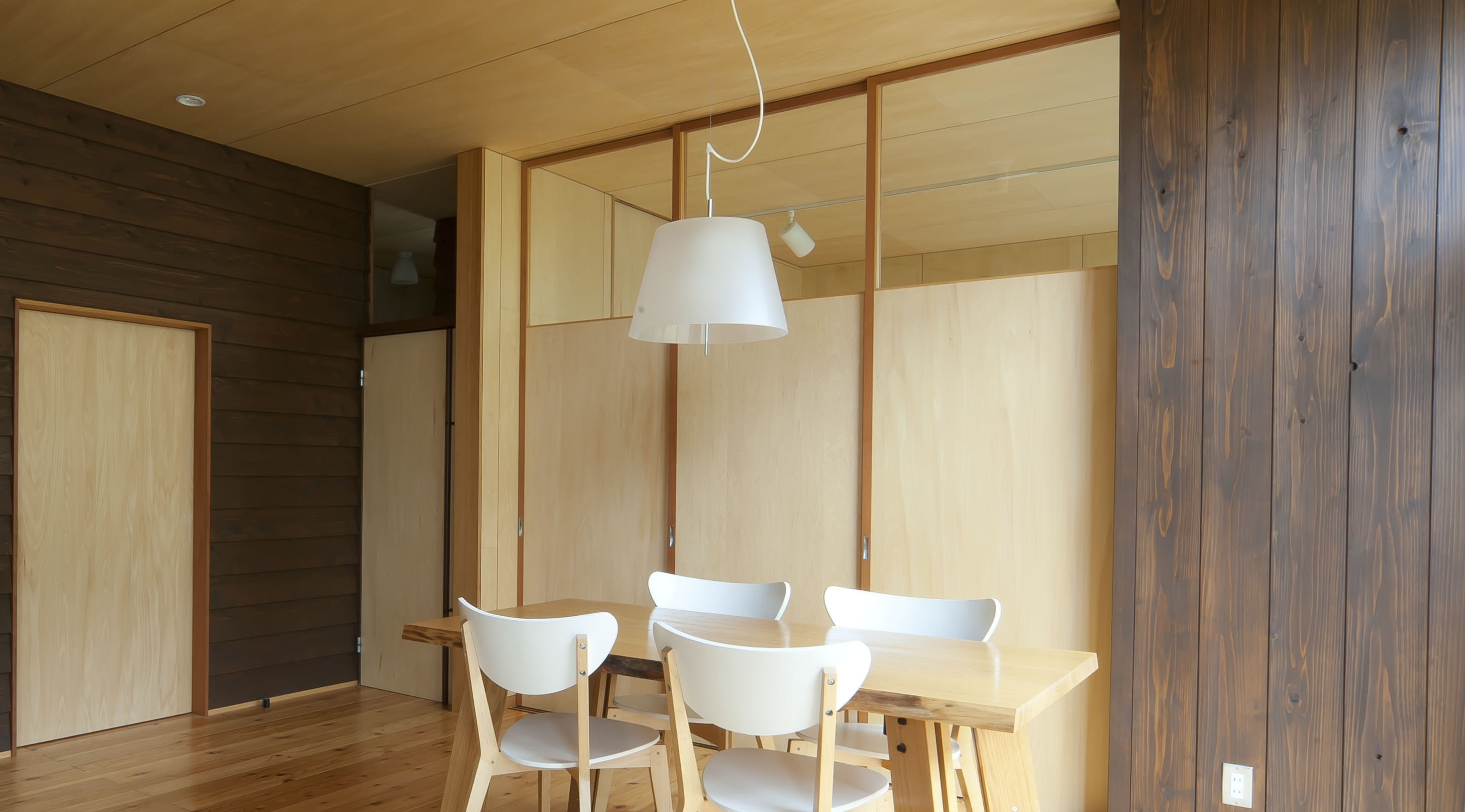 シナ合板とガラスの建具　全景